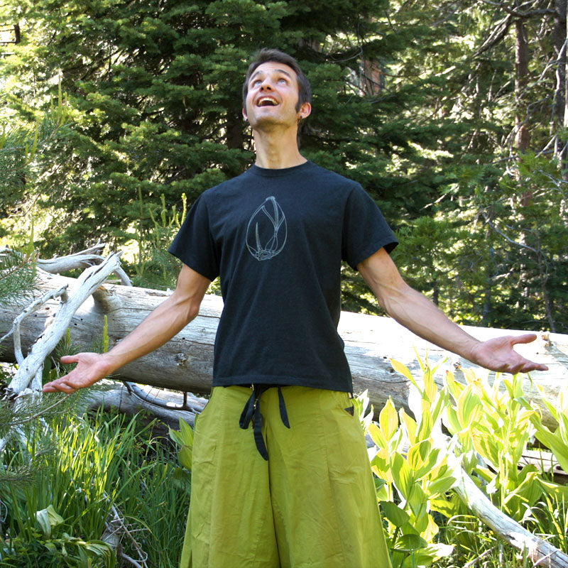 Sean wearing flowtoys podpoi t-shirt in nature